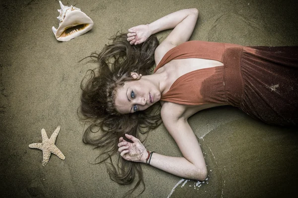 발리에 있는 해변에 아름 다운 여자 — 스톡 사진