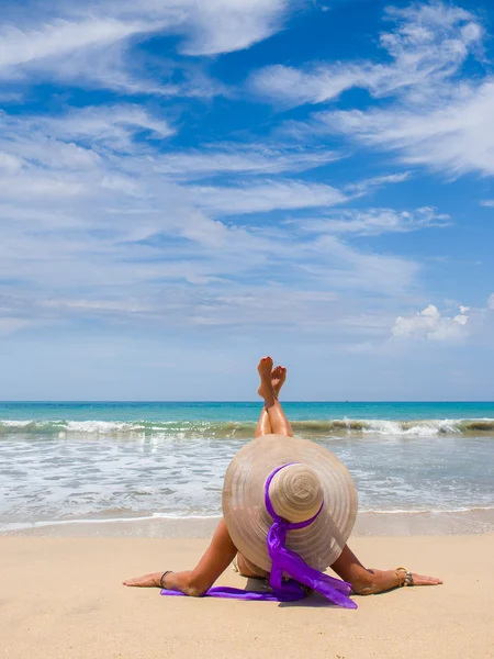 Vrouw aan het strand in Bali — Stockfoto