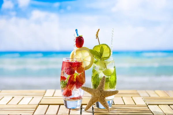 Fresh tropical cocktail on sunny beach — Stock Photo, Image