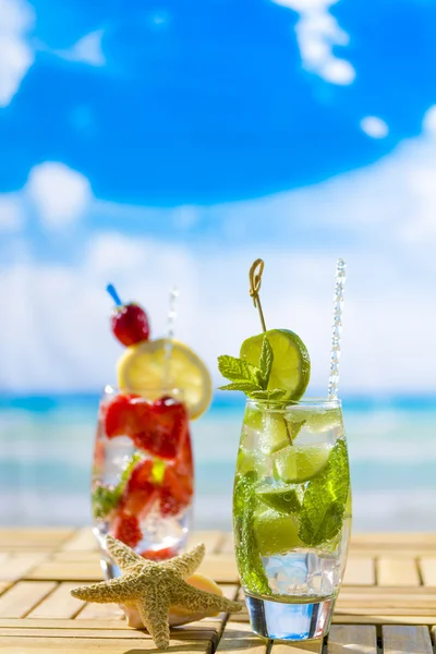 Frischer tropischer Cocktail am sonnigen Strand — Stockfoto