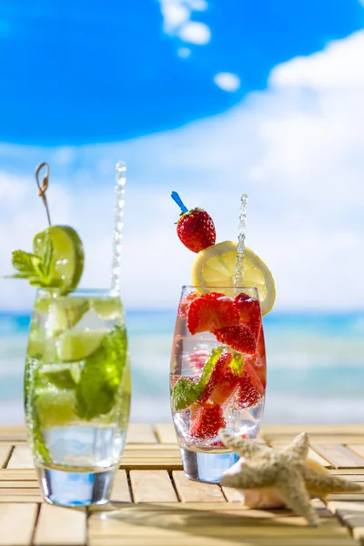 Fresh tropical cocktail on sunny beach — Stock Photo, Image