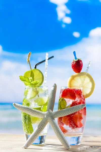 Frischer tropischer Cocktail am sonnigen Strand — Stockfoto