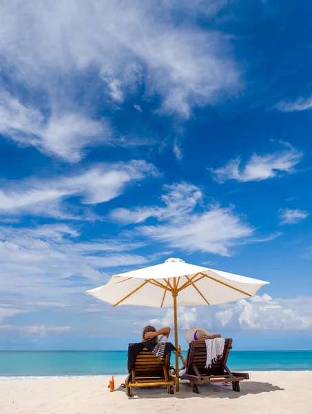 Casal na praia em Bali Indonésia — Fotografia de Stock