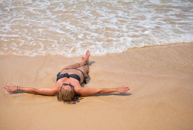 Sahilde güzel bir kadın.