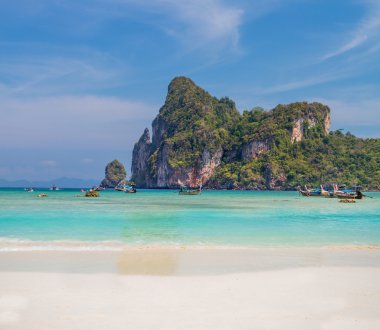 Sahilde güzel bir kadın. Poda Adası.