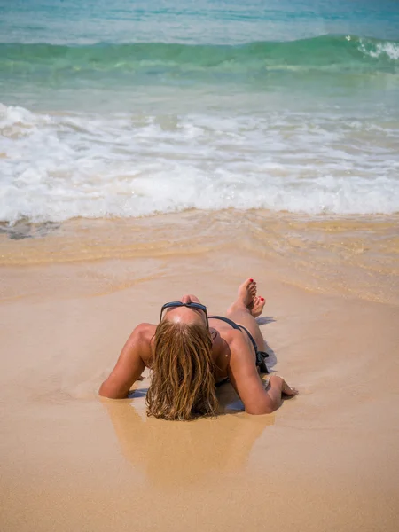 Hermosa mujer en la playa. — Foto de Stock