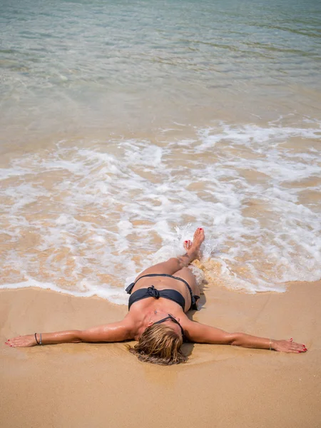 해변의 아름다운 여인. — 스톡 사진