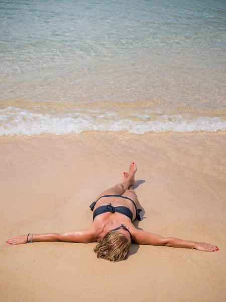 Vacker kvinna på stranden. — Stockfoto