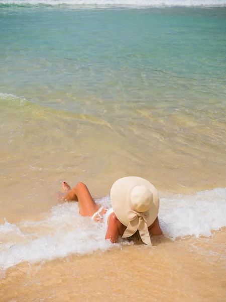 Sommar semester kvinna på strand — Stockfoto