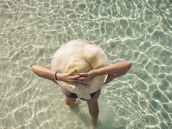 Sommar semester kvinna på strand — Stockfoto