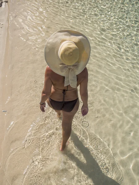 Mulher de férias de verão na praia — Fotografia de Stock