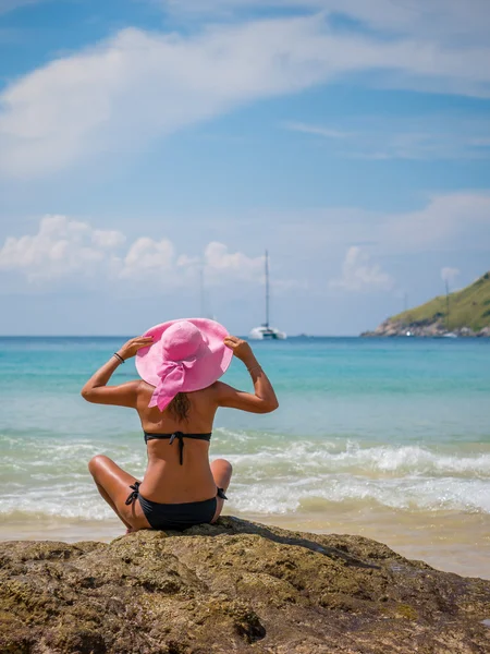 Літня жінка на пляжі — стокове фото