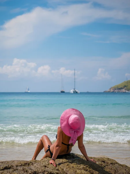 夏季度假海滩上的女人 — 图库照片