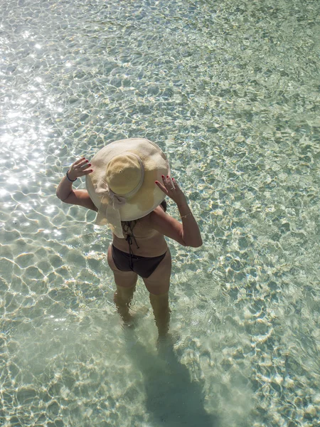 Vacaciones de verano mujer en la playa — Foto de Stock