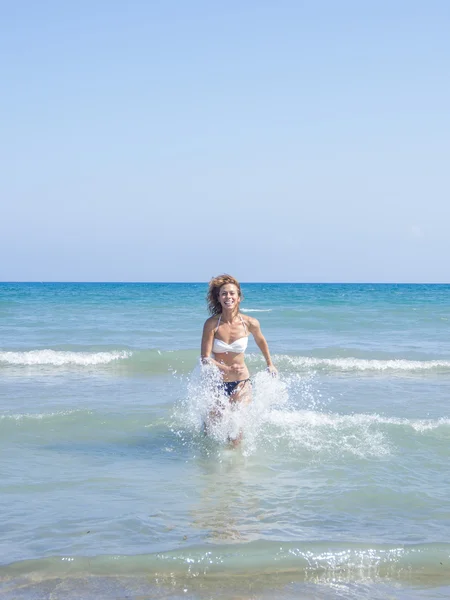 Mulher na praia em Kuta Bali — Fotografia de Stock