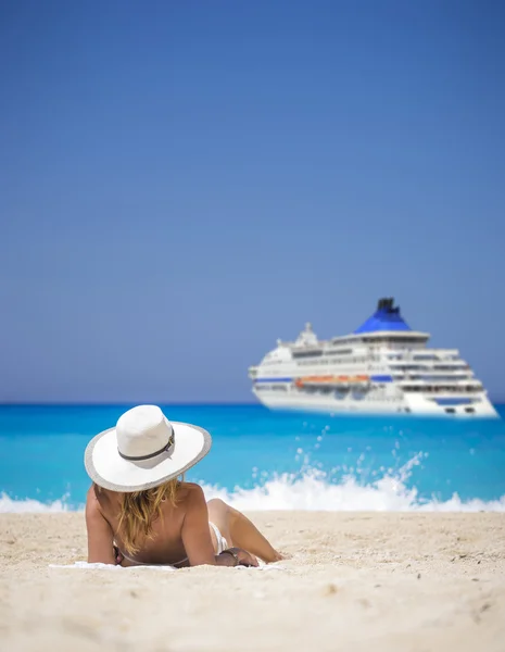 Mulher relaxante na famosa praia de naufrágio em Zakynthos — Fotografia de Stock