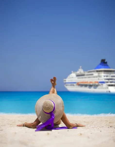 Mulher relaxante na famosa praia de naufrágio em Zakynthos — Fotografia de Stock