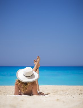 Zakynthos, ünlü batık sahilinde dinlendirici kadın