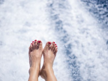 Tatlı güzel seksi kadın ayakları yat üzerinde