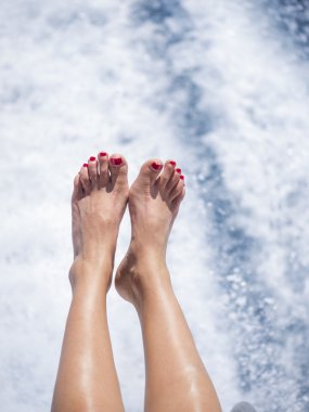 Tatlı güzel seksi kadın ayakları yat üzerinde