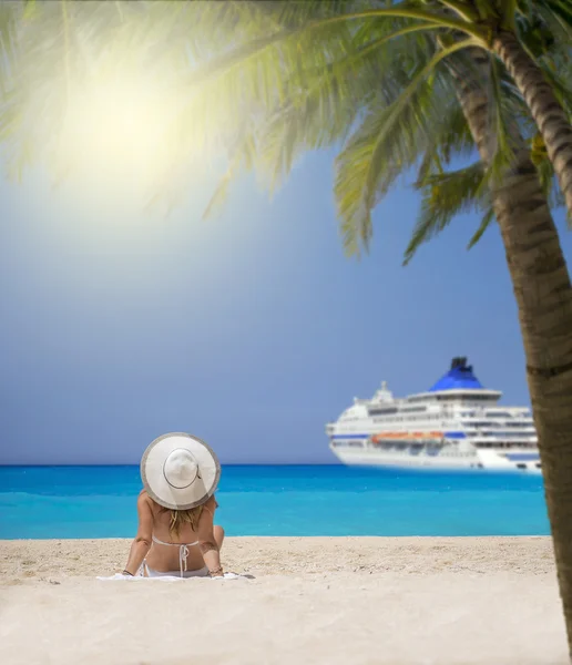 Mujer playa relajante —  Fotos de Stock