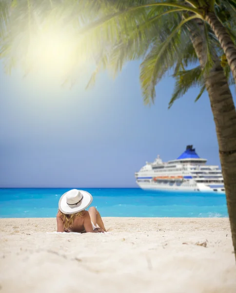 Mujer playa relajante — Foto de Stock