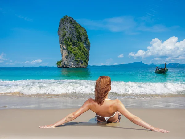 Hermosa mujer en la playa. Isla Poda. Tailandia —  Fotos de Stock