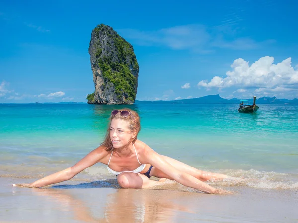 Vacker kvinna på stranden. Poda island. Thailand — Stockfoto