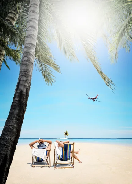 Un par de turistas en la playa — Foto de Stock