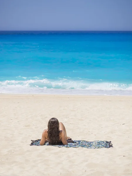 Mujer relajándose en la famosa playa de naufragios en Zakynthos — Foto de Stock