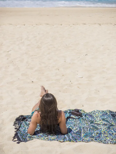 扎金索斯著名的沉船海滩上放松的女人 — 图库照片