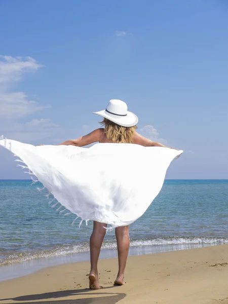Žena v bílém sarong na pláži — Stock fotografie