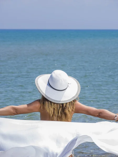Donna in pareo bianco in spiaggia — Foto Stock