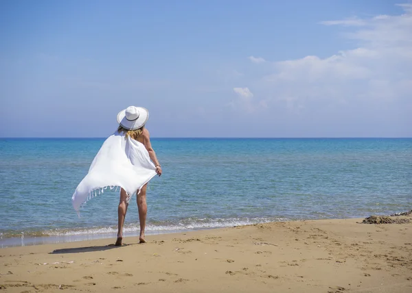 Kobieta w bieli chusta na plaży — Zdjęcie stockowe