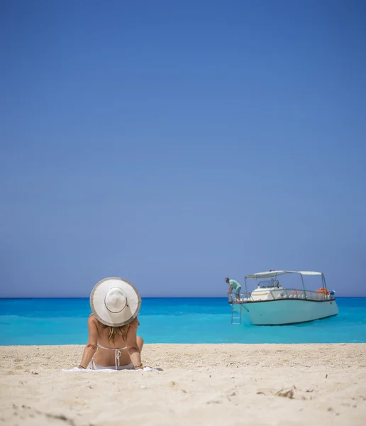 Woman relaxing on the famous Shipwreck beach in Zakynthos — Stock Photo, Image