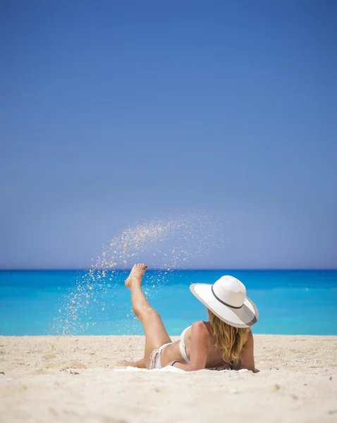 Mulher relaxante na famosa praia de naufrágio em Zakynthos — Fotografia de Stock