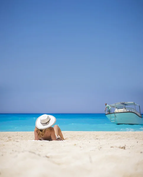 Kvinnan avkopplande på den berömda skeppsbrott stranden i Zakynthos — Stockfoto