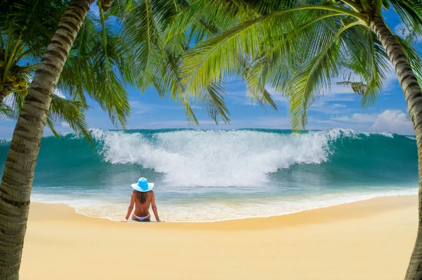 Vacker kvinna på stranden. — Stockfoto