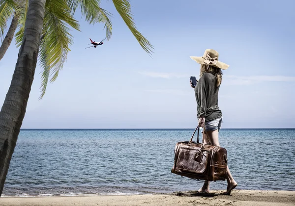 Frau am Strand mit Vintage-Ledertasche — Stockfoto