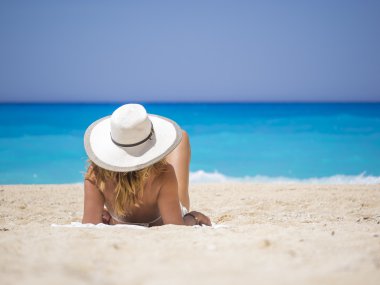 Zakynthos, ünlü batık sahilinde dinlendirici kadın