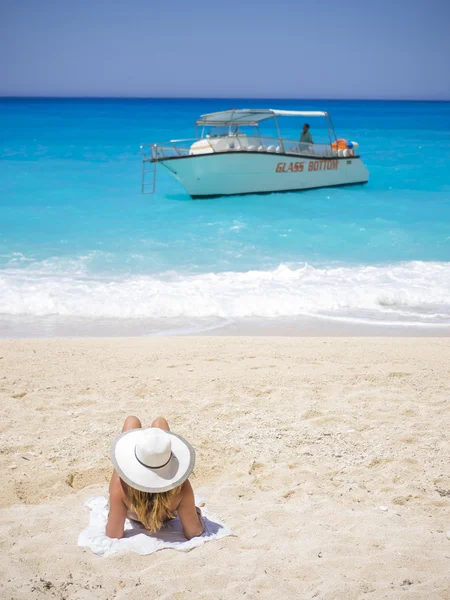Donna che si rilassa sulla famosa spiaggia di Naufragio a Zante — Foto Stock