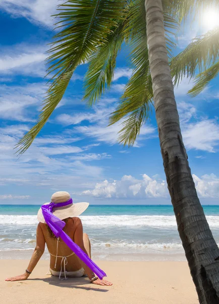 Giovane donna sulla spiaggia — Foto Stock