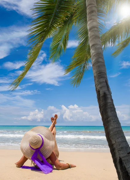 Jonge vrouw op het strand — Stockfoto