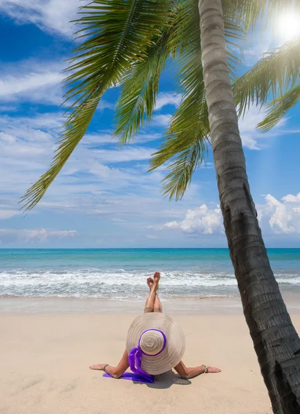 Ung kvinna på stranden — Stockfoto