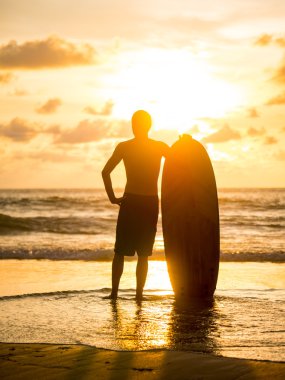 Sörfçü günbatımı okyanus plaj Bali Adası