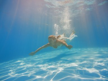 genç kadın Yüzme undewater
