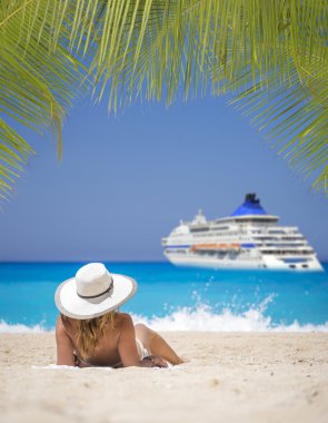 Zakynthos, ünlü batık sahilinde dinlendirici kadın