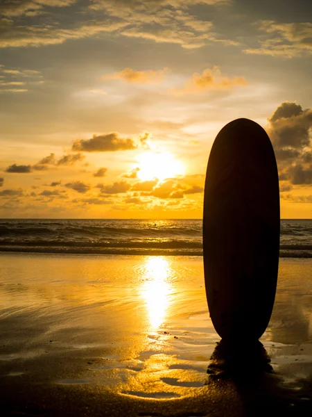 Surfista sulla spiaggia dell'oceano al tramonto sull'isola di Bali — Foto Stock