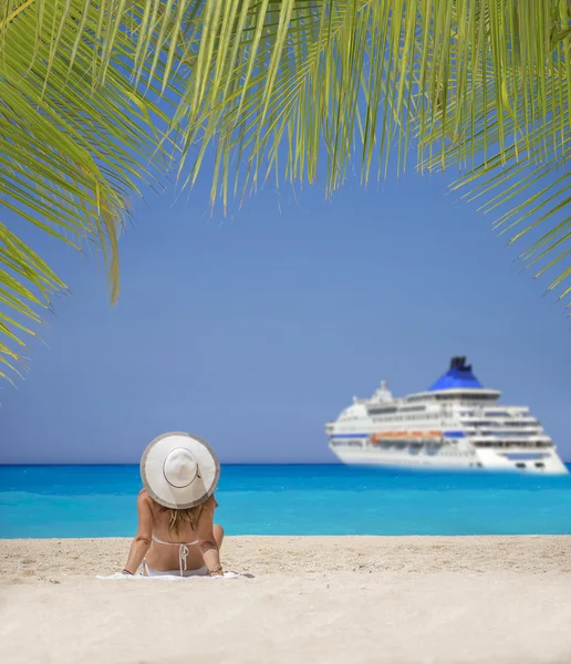 Zakynthos, ünlü batık sahilinde dinlendirici kadın