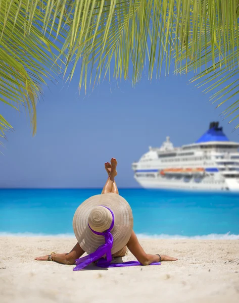Mujer relajándose en la famosa playa de naufragios en Zakynthos —  Fotos de Stock